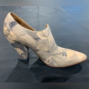 Women’s shoe. Size 7 but fits more like a 6.5 (hence the 6.5 size listing)